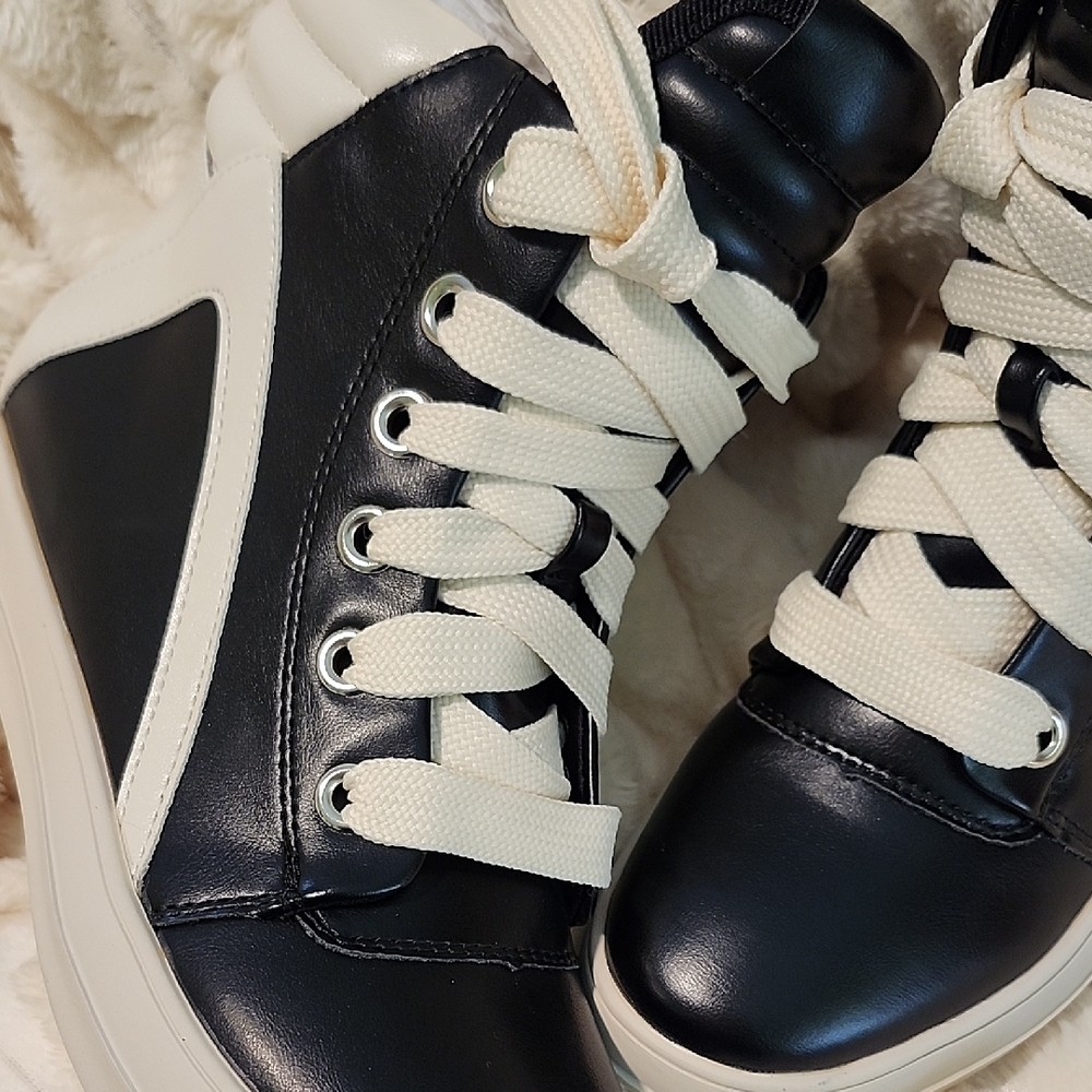 Stylish Black and White Women's High-Top Sneakers - Picture 5 of 6